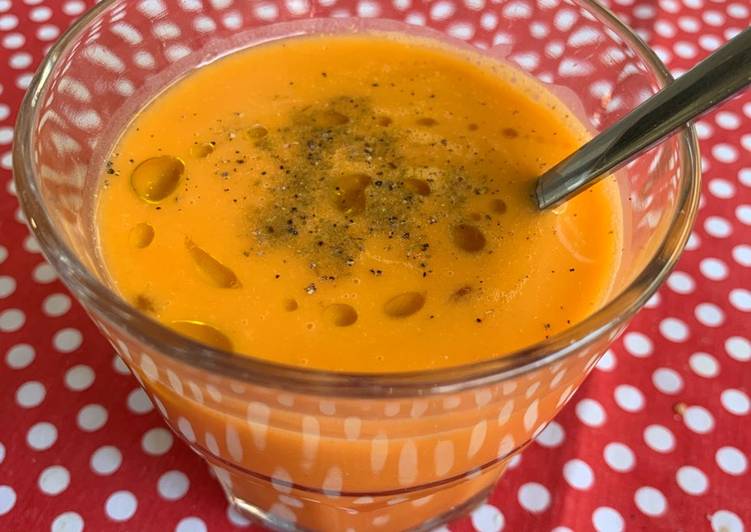 Gazpacho con pan y zanahorias