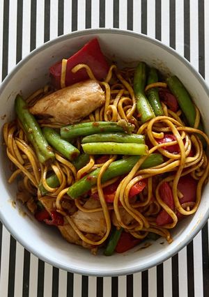 A picture of Chicken & Veg Chow Mein.