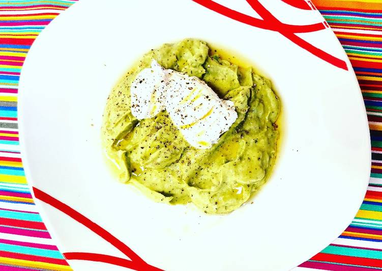 Vellutata di zucchine e avocado con un tocco di caprino