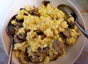 Una foto de Huevos revueltos con champiñones y queso mantecoso