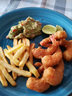 Una foto de Camarones gabardina, con patatas fritas y guacamole