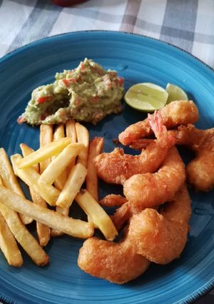 Una foto de Camarones gabardina, con patatas fritas y guacamole
