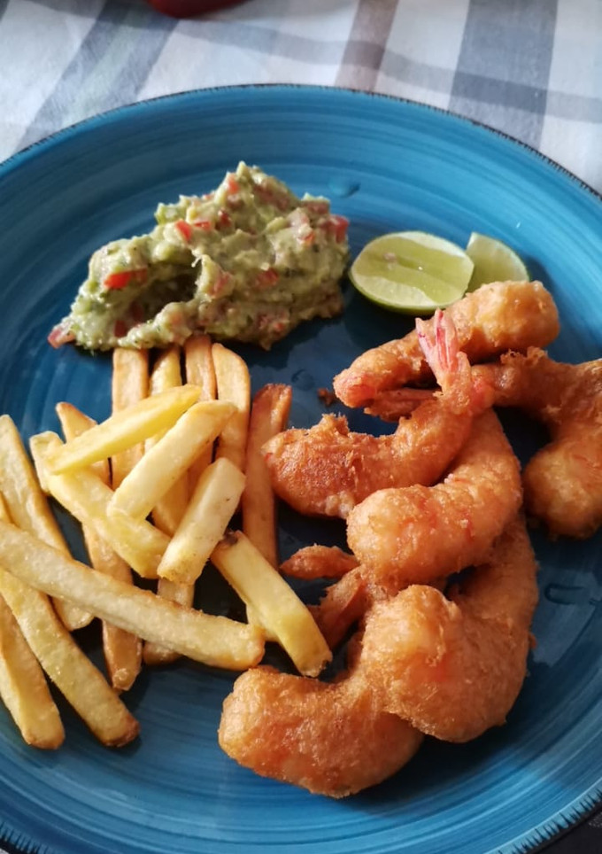 Una foto de Camarones gabardina, con patatas fritas y guacamole