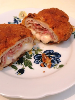 Lilahagymás, sajtos - baconos rántott karaj recept fotója