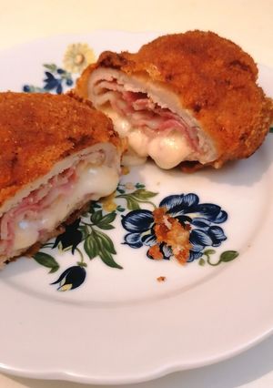 Lilahagymás, sajtos - baconos rántott karaj recept fotója