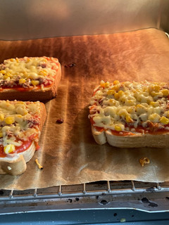 Una foto de Pizza en pan de bimbo