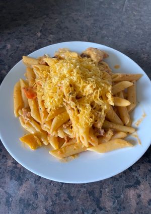 Csirkés kolbászos rigatoni recept fotója