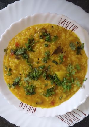 સ્વામિનારાયણ ખીચડી(Swaminarayan khichdi recipe in Gujarati) રેસીપી મુખ્ય ફોટો