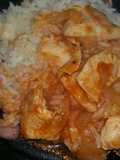 Arroz con queso con pollo y salsa aparte