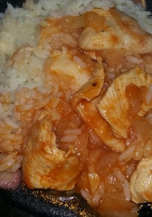 Una foto de Arroz con queso con pollo y salsa aparte