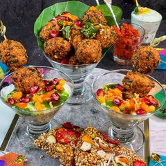 A picture of Methi Garlic Pakoda Chaat.