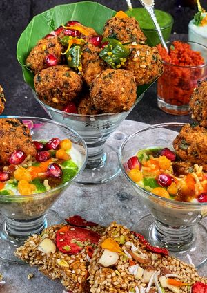 A picture of Methi Garlic Pakoda Chaat.