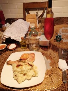 Una foto de Pollo a la naranja con puré de papas