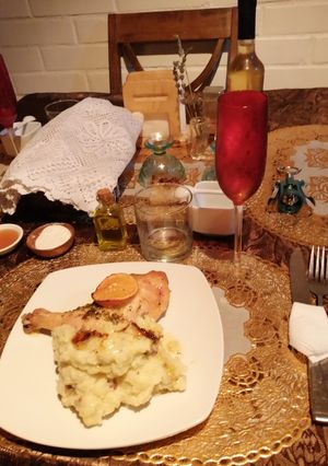 Una foto de Pollo a la naranja con puré de papas