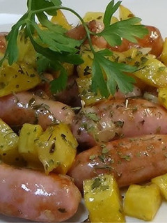 Una foto de Salchichas con patatas al vino