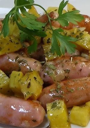 Una foto de Salchichas con patatas al vino