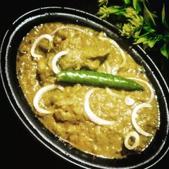 A picture of Green masala chicken gravy.