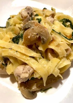 Laktózmentes tejszínes- gombás- csirkemell rukkolával recept fotója