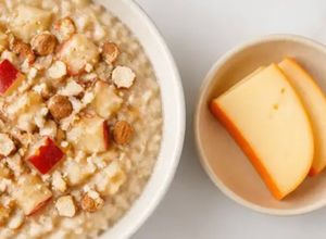 Una foto de Porridge de Avena con Proteína, Manzana y Almendras