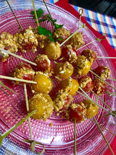 Una foto de Chupachups de cherries crujientes 🍡🍅