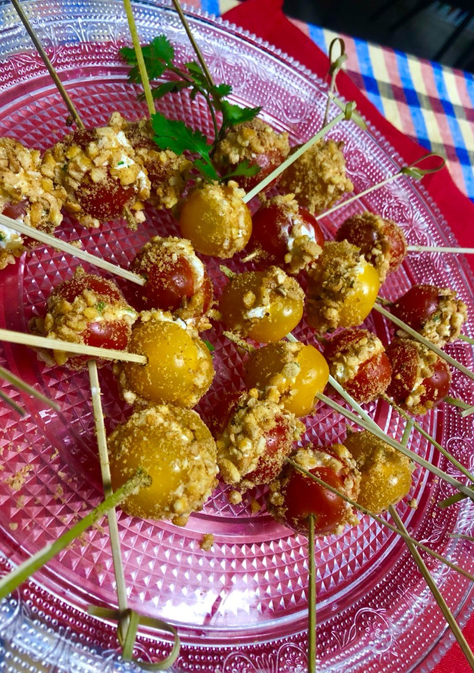 Una foto de Chupachups de cherries crujientes 🍡🍅