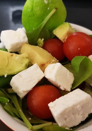 A picture of My Goats Cheese,Avocado & Tomato lunch. 😀.