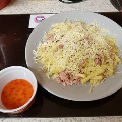 A picture of My Tuna, Cheese over Chips with a sweet chilli dip.