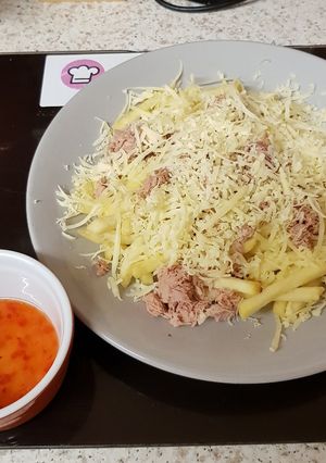 A picture of My Tuna, Cheese over Chips with a sweet chilli dip.