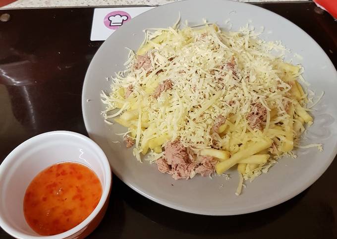 My Tuna, Cheese over Chips with a sweet chilli dip