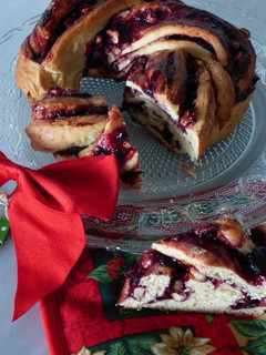 Una foto de Kringle de cerezas y avellanas