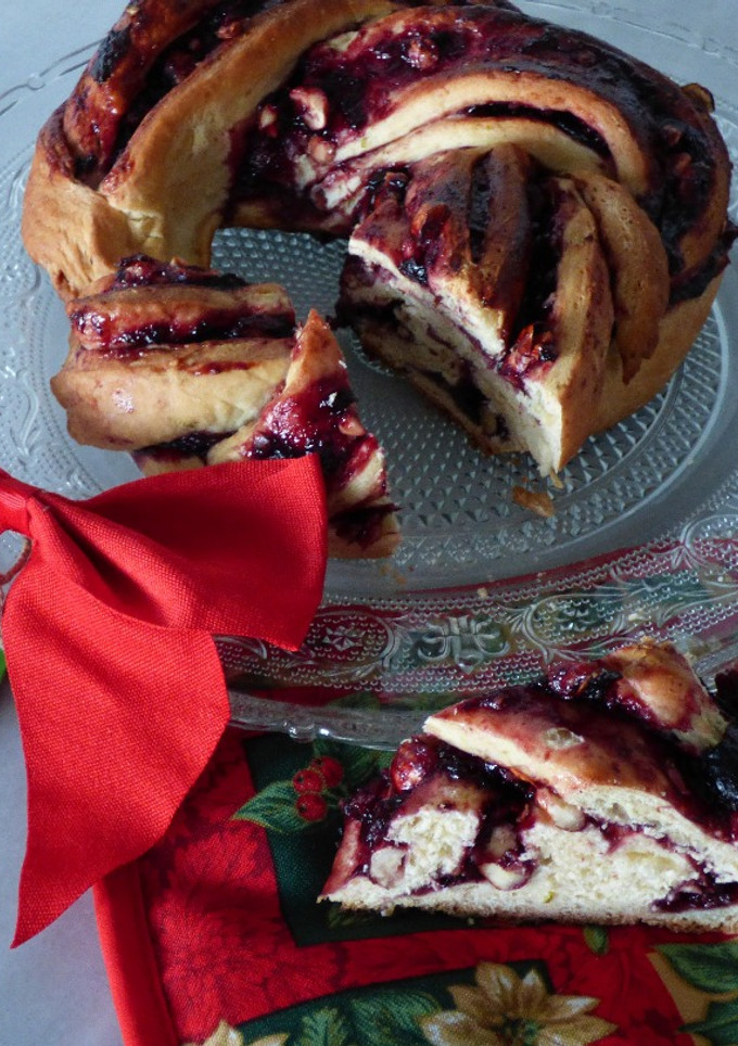 Una foto de Kringle de cerezas y avellanas