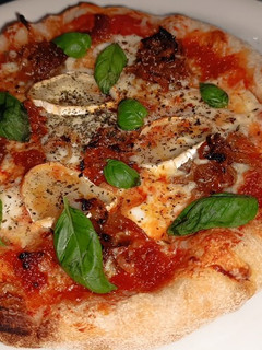 Una foto de Pizza de sobrasada y cebolla caramelizada
