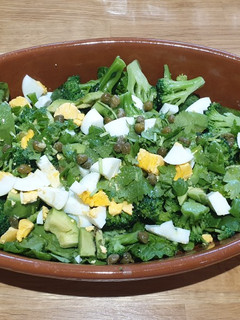 Una foto de Ensalada verde de brócoli, aguacate y huevo