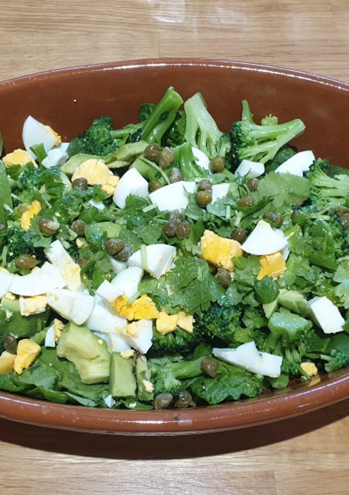 Una foto de Ensalada verde de brócoli, aguacate y huevo