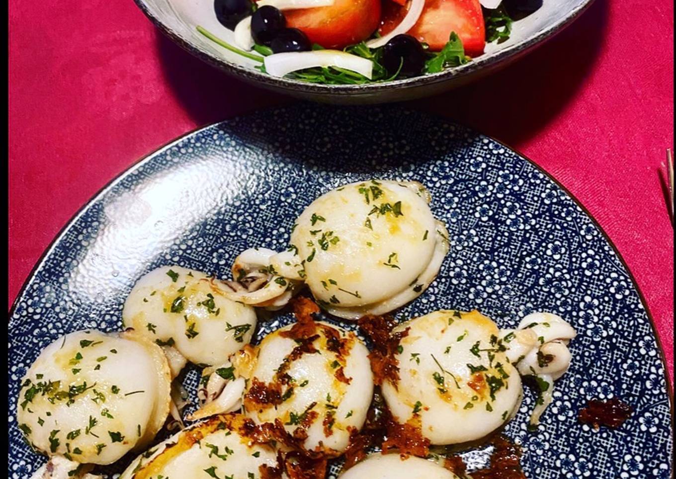 Mini sepias a la plancha y ensalada de rucula y tomate raft