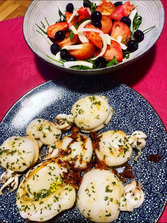 Una foto de Mini sepias a la plancha y ensalada de rucula y tomate raft