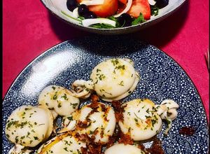 Foto principal de Mini sepias a la plancha y ensalada de rucula y tomate raft