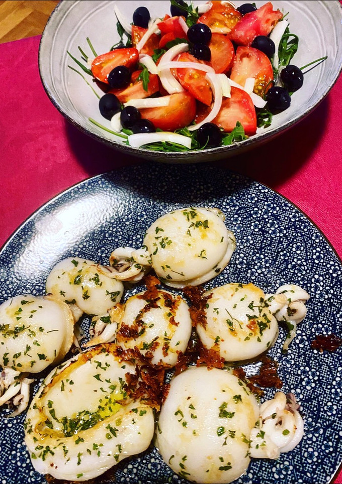 Una foto de Mini sepias a la plancha y ensalada de rucula y tomate raft