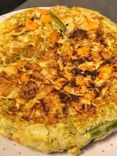 Una foto de Tortilla de boniato y espárragos verdes 🍠🎋