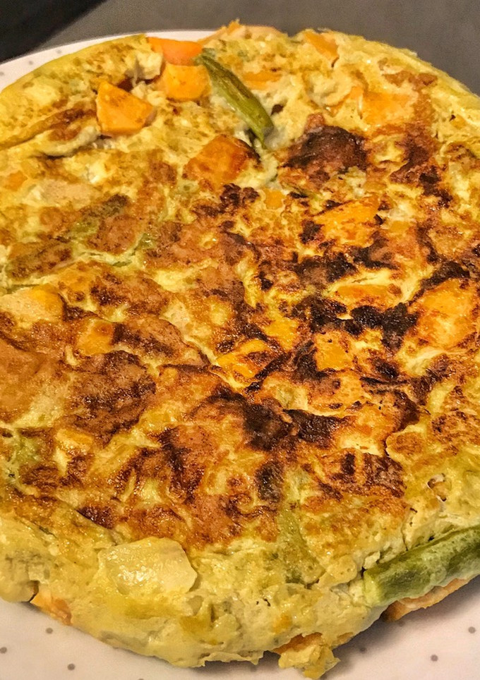 Una foto de Tortilla de boniato y espárragos verdes 🍠🎋