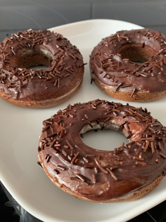Una foto de Donuts doble chocolate sin grasa ni azúcar