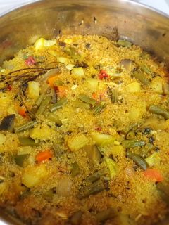Una foto de Quinoa con verduras