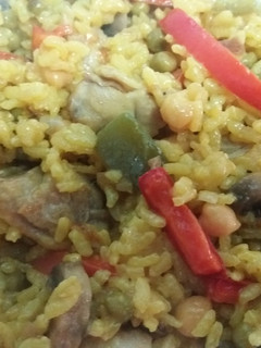 Una foto de Arroz con pollo y garbanzos