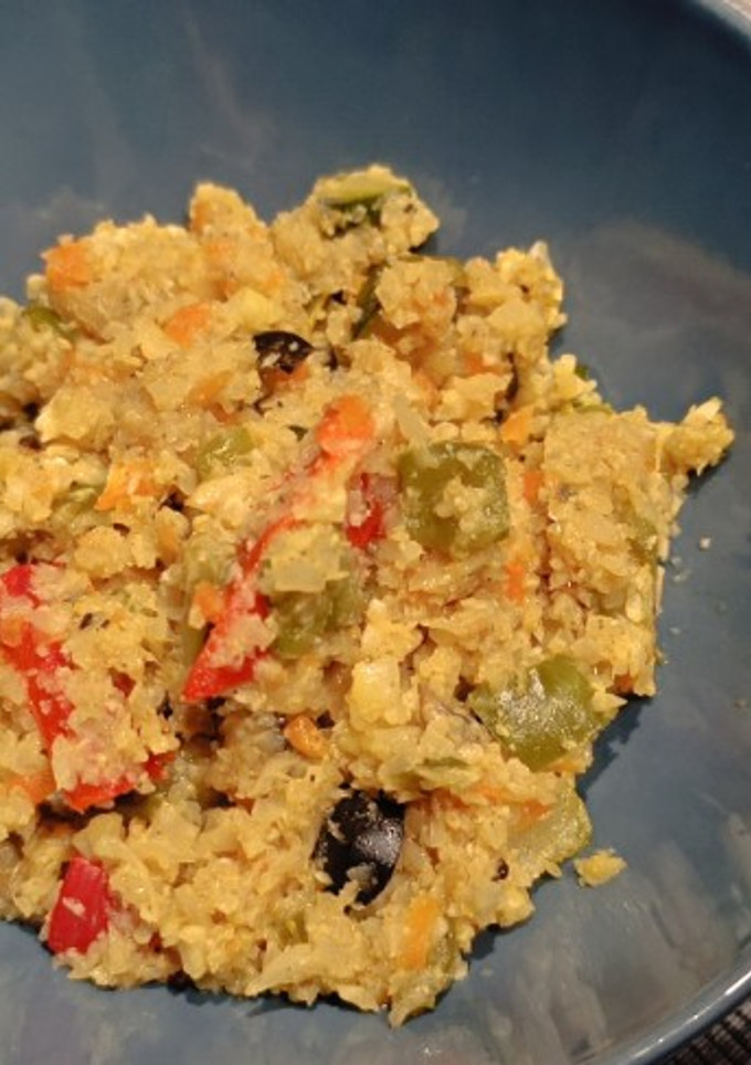 Una foto de Cuscús de coliflor al curry con verduras