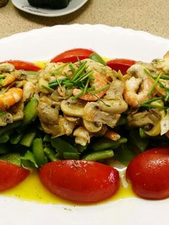 Una foto de Ensalada de judías verdes con langostinos y vinagreta