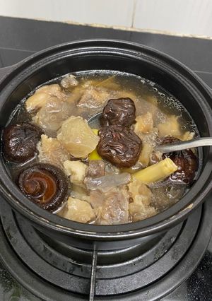 Hình của món Gân bò nấu nấm.