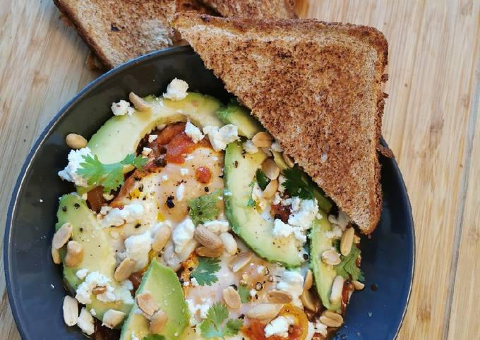 Œufs tomates chakchouka avocat et toast