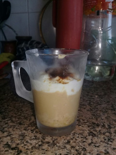 Una foto de Postre light de café y yogur descremado