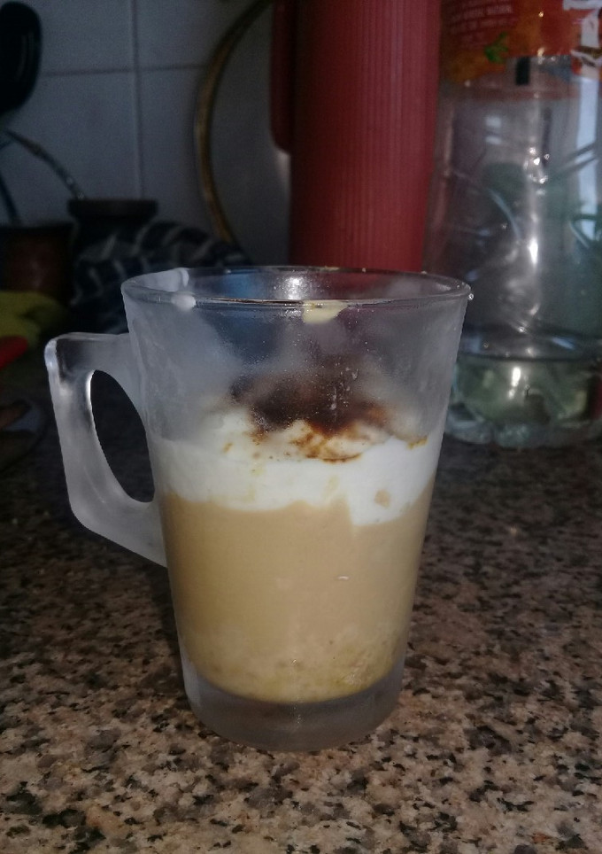 Una foto de Postre light de café y yogur descremado