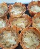 Cestas de masa brisa rellenas de gambas y setas